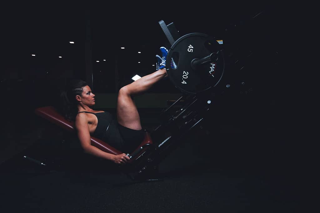 Mujer entrenando pierna fuerza